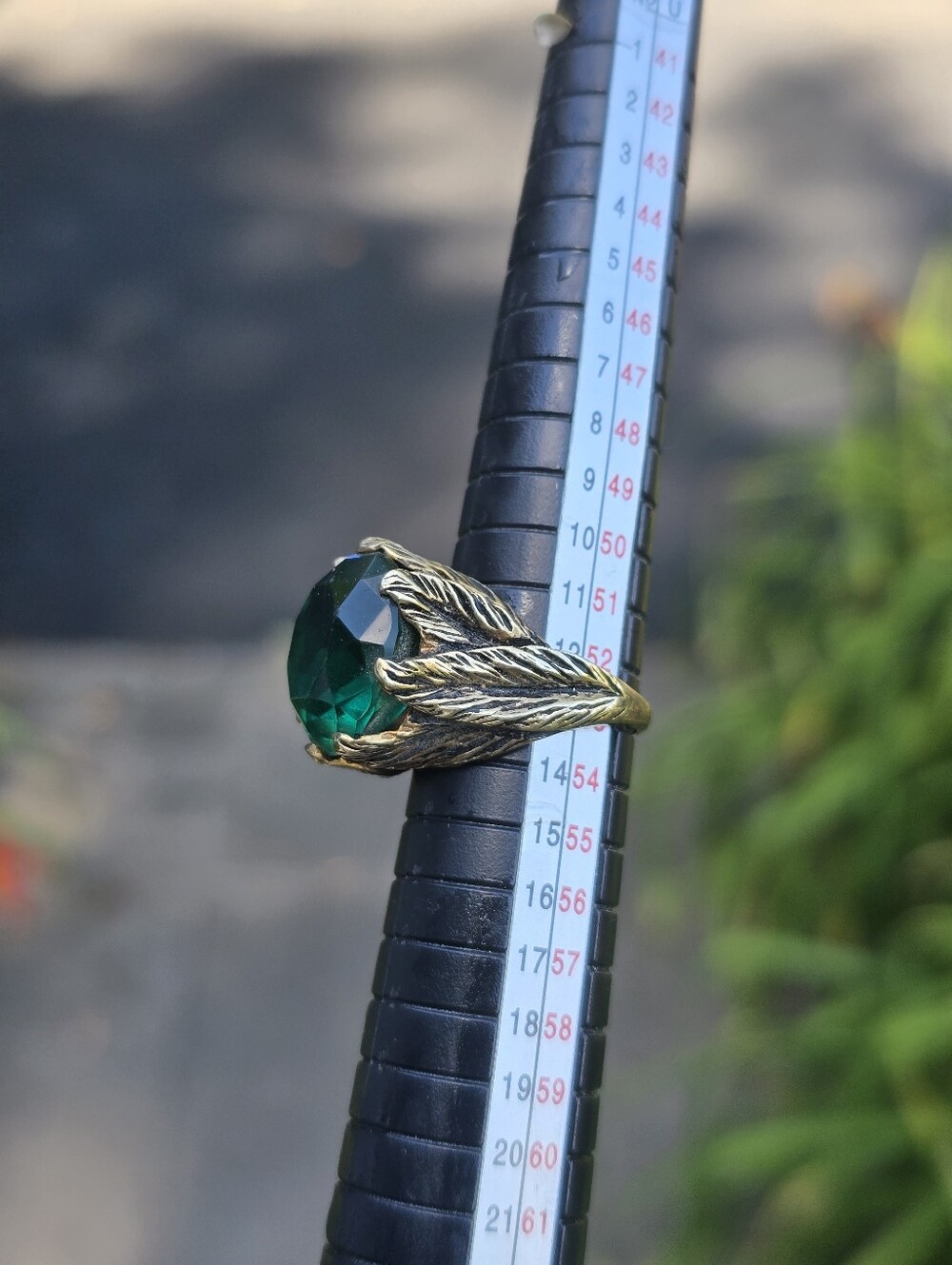 14k Gold Green Stone Unisex Statement Ring Size 6.25
